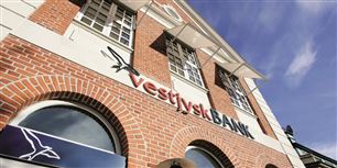 På børsen faldt bankens aktiekurs med næsten 20 procent, men det er intet i forhold til de eventuelle konsekvenser for samtlige bankkunder i Danmark, hvis Vestjysk Bank bliver blæst omkuld, mener eksperter.