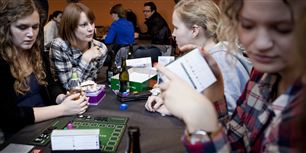 Erhvervsskolerne foreslår, at SU lige som løn udbetales ved slutningen af den første måneds studier og ikke i begyndelsen som nu. Det kan blive en hård studiestart, der skræmmer unge væk, mener de studerende