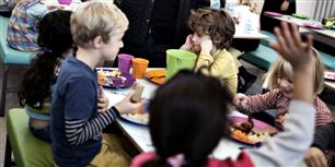 Det kan blive et forår uden liv i kantinen og undervisning i klasselokalerne på landets folkeskoler. På tirsdag holder Danmarks Lærerforening og Kommunernes Landsforening et kritisk forhandlingsmøde. Rokker ingen af dem sig i striden om en nye arbejdstidsaftale bærer det i retning af lockout af lærerne.