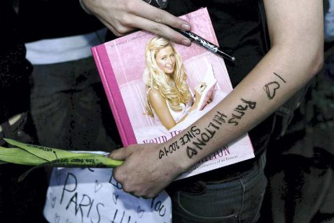 Fans venter på Paris Hilton.  <b>Foto: Morten Pedersen/Avisen.dk</b>