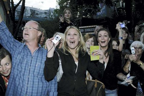 Fans ventede i flere timer på Paris Hilton.  <b>Foto: Morten Pedersen/Avisen.dk</b>