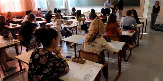 Kvindelig lærer fyret for ulovlig sex