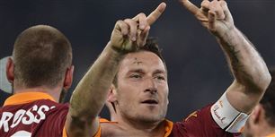Francesco Totti er i øjeblikket i gang med sin 21. sæson for den italienske klub, AS Roma.