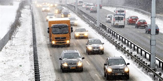100 kvæstede i massesammenstød i snevejr