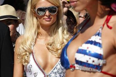 Paris Hilton med bikini-piger: Se banditten