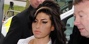 Mitch Winehouse, far til afdøde den sangerinde Amy Winehouse, mener, at pop-sangerinden Beyonce burde donere penge til fonden "The Amy Winehouse Foundation", der hjælper unge hjemmeløse.