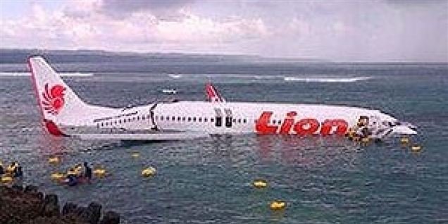 Fly lander i havet: Alle overlever