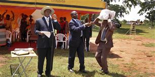Ugandas præsident Museveni og ungdomsministeren forærer her en ung mand en halv milliion kroner