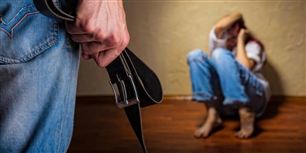 Ifølge anklagemyndigheden brugte den 40-årige alle slags redskaber som våben i forbindelse med volden.