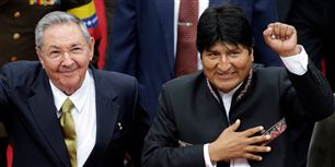 Cuband præsident Raul castro (TV) og Bolivias Evo Morales ved indsættelsen af Venezuelas nye præsident&nbsp;Nicolás Maduro.