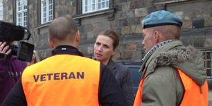 Beskæftigelsesminister Mette Frederiksen (S) i samtale med krigsveteraner under en demonstration på Christiansborg Slotsplads i oktober sidste år. De psykisk sårede soldater har selv tilkæmpet sig en særordning, der giver mindst 100 en ny chance for at få godtgjort deres arbejdsskader.