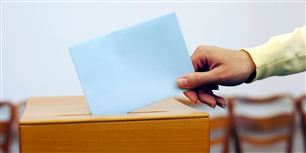 Forud for parlamentsvalget den 11. maj er en politiker og hans søn blevet dræbt af skud.