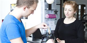 Mange moderne par finder tanken om at blive forsørget af partneren gammeldags og ydmygende. Det er en af grundene til, at de er uenige med regeringen, der har bestemt, at også ugifte par skal forsørge hinanden.