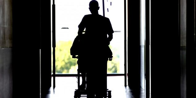 Chokeret politi: Handicappet og hjælper stjal