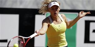 Caroline Wozniacki i kamp under en turnering torsdag i Rom mod Serbiens Bojana Jovanosvski.