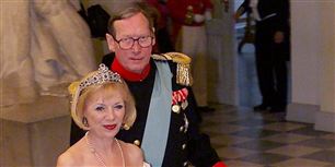 Her ankommer grev Christian af Rosenborg med ægtefællen grevinde Anne Dorte af Rosenborg til gallamiddag for dronning Margrethe i 2000.