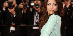 Eva Longoria på den røde løber i Cannes iført den fine mintgrønne kjole, der pludseligt opførte sig noget forræderisk.