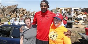 Et billede, der viser et stjernemøde mellem et sportsidol og byens Moores lokale helte. Oklahoma City Thunder-spilleren Kevin Durant stiller op til et foto med Catie Mann (t.v.) og Diana Neal (t.h.) tæt Manns tornado-beskadiget hjem. Mandagens tornado var den værste i 14 år, der har kostet mindst 24 menneskeliv og forårsagede omfattende skader og ødelæggelser i den amerikanske stat.