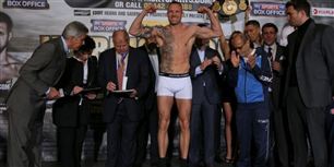 Mikkel Kessler blev mødt af massive buhråb ved indvejningen i London.