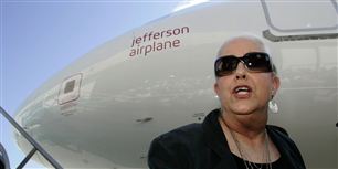 Her ses forsangerinden Jefferson Airplane, Grace Slick. Nu afdøde Covington blev en del af bandet, da bandets hidtidige trommeslager Spencer Dryden forlod det.