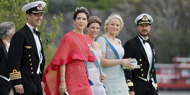 Se de kongelige: Mary lyste op i røde blonder