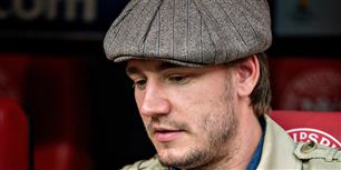 Stjerneangriber Nicklas Bendtner er både skadet og på karantæne fra DBU. Så han måtte pænt se til, mens hans kammerater blev tværet ud på banen.