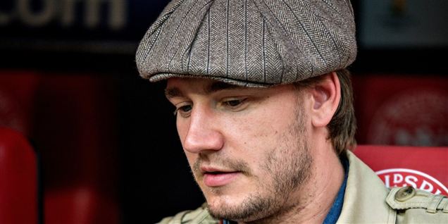 Se grinende Bendtner glo på landsholds-fuser