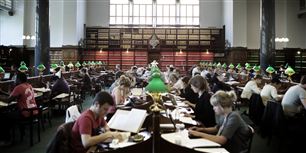 Det er en overskudsforretning, at danske studerende kvit og frit kan sidde med næserne i bøgerne.