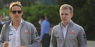 Kevin Magnussen (t.h) ses her ved siden af McLaren-køreren Jenson Button under et løb i Kina i april i år.