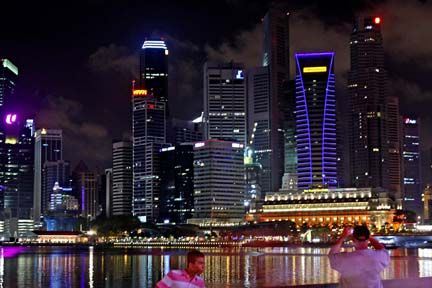 Nøgent par på pubtur i Singapore