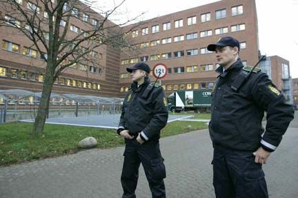 Tyv nikkede betjent en skalle