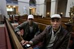 De afviste irakiske asylansøgere opholder sig nu i Brorsons Kirke i København. De ønsker ikke at blive tvangshjemsendt til Irak.
 Foto: Jens Dresling / POLFOTO