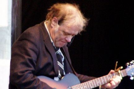 Kim Larsen bidrager til Sorte kugler