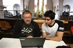 Per Ramsdal sidder sammen med en afvist irakisk asylansøger i Brorsons Kirke.