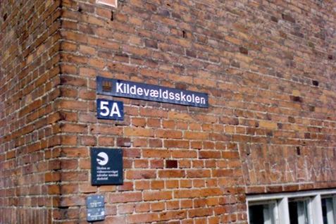Dreng stukket med saks i skulder