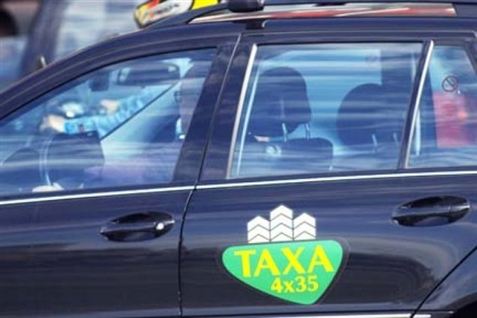 Slut med letpåklædte kvinder i taxa-annonce