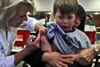Især børn er udsat for at blive smittet med H1N1. Her er et ikke særligt begejret barn ved at få vaccinen.