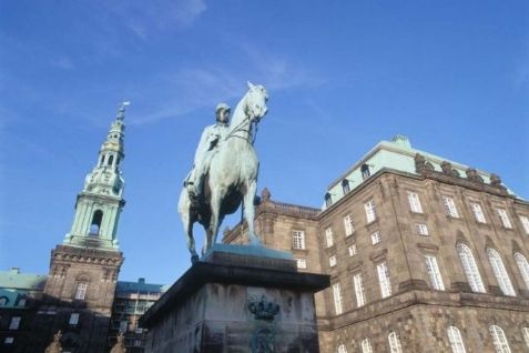 Christiansborg flager på halv