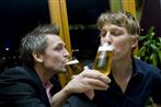 Skal du drikke øl eller vin til julefrokosten, hvis du vil hjælpe klimaet?