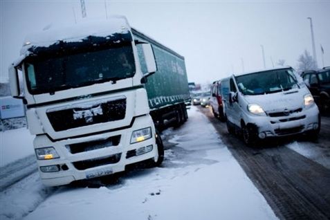 Trafikken i sne-kaos igen i dag