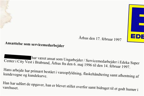 Denne flaskedreng har udført de opgaver, han er blevet stillet overfor samt bidraget til et godt humør i varehuset. Det kan betyde, at han har undladt at påtage sig opgaver og ansvar, og at han har brugt for meget tid på at forsøge at være sjov i stedet for at passe sit arbejde.