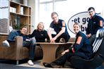 Glade ser de ud, medarbejderne i Jysk. Men ingen af landets store butikskæder har ifølge Arbejdstilsynets tal så elendigt arbejdsmiljø som Jysk.