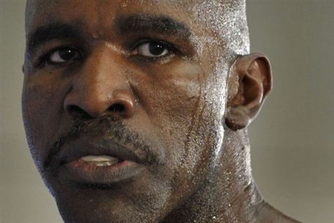 Evander Holyfield anklaget for at tæve konen