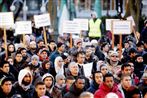 Stor demonstration mod Dagbladet i Olso fredag eftermiddag.