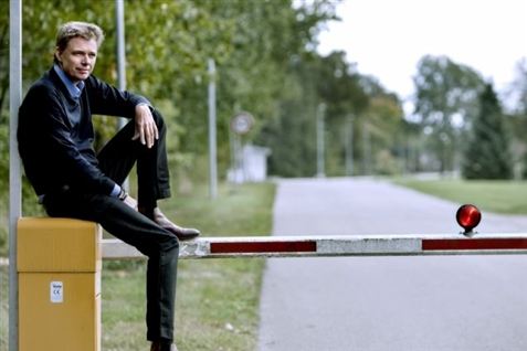 Riskær scorer bag tremmerne