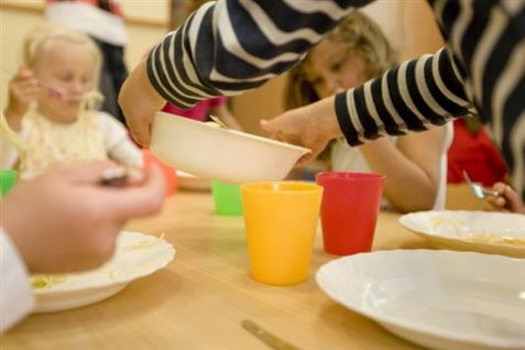 Daginstitutionerne, der skal passe børnene, mens mor og far passer arbejdet, er ikke gearet til nutidens samfund, mener SF og 3F.