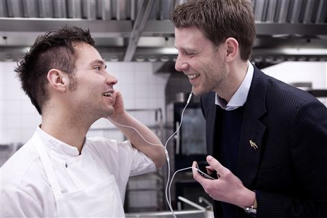 "Det var ikke da ikke særlig smart, da han kastede med den stegepande," har restauratør Christian Aarø (t.h. på billedet) ofte tænkt om udenlandske køkkenchefer, som han har arbejdet under. Derfor er tonen også en helt anden i Restaurant AOC, der i tirsdag modtog en Michelin-stjerne.  
