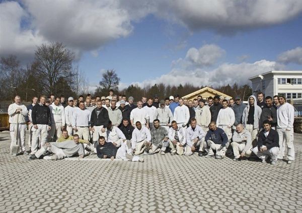64 unge lærlinge inden de blev færdige med svendeprøven. Foto: Københavns Tekniske Skole, murerafdelingen i Glostrup.