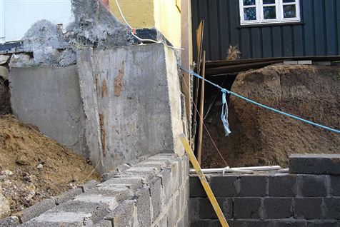 De to lærlinge frygtede, at huset ville styrte ned i hullet, når de gravede ud til en ny kælder.  <b>Privatfoto</b>