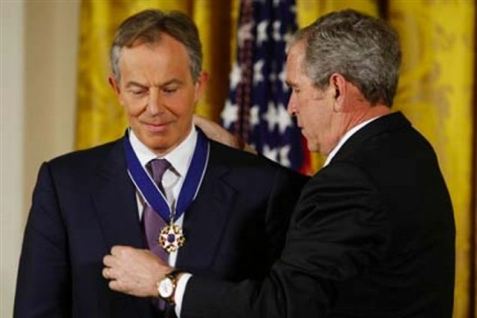 Gordon Brown gemmer sig bag Tony Blair